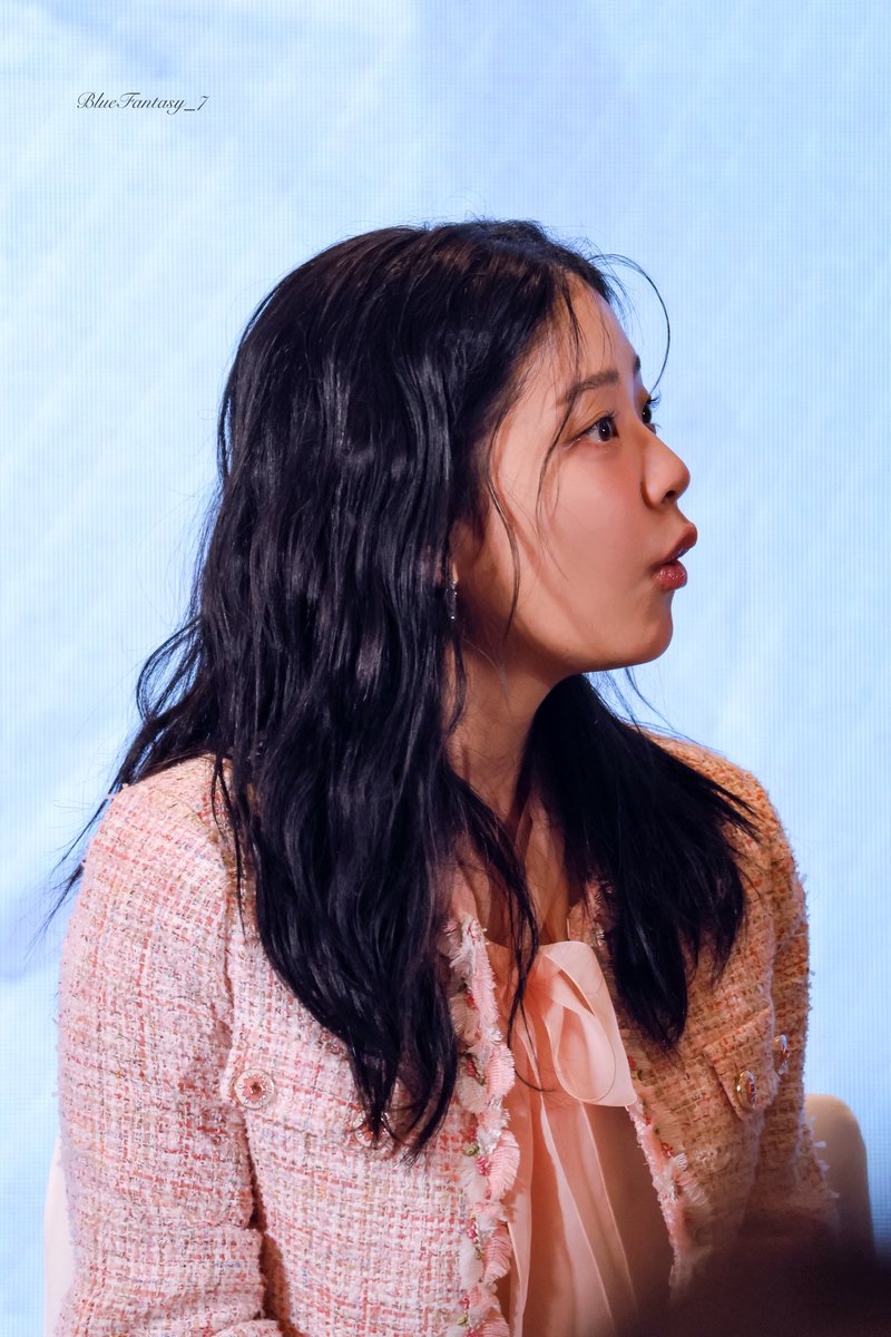 BlueFantasy_7's tweet photo. 250601 ShangHai
I exclaim a thousand times every day: why is she so adorable?!!!!๐ฅบ๐ฅบ
#์ ์๋น #ChungSubin #ChungSubinFirstFanSign https://t.co/aT4Otu6o65