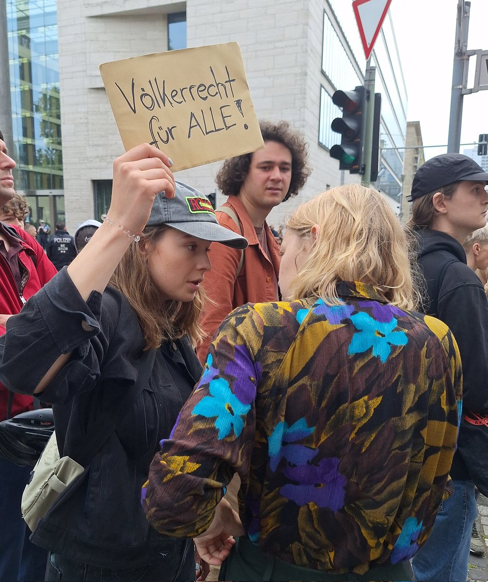 RashadAlhindi's tweet photo. Ich würde von @Luisamneubauer gern wissen, wie sie heute zu ihren diffamiernden Aussagen zu @GretaThunberg steht, ebenfalls zum Ausschluss vieler Migrant:innen wie @antiimperialo und #ElisaBaş, der Dämonisierung und Kriminalisierung der Palästinasolidarität seitens FFF? https://t.co/xx7lIjHV6d