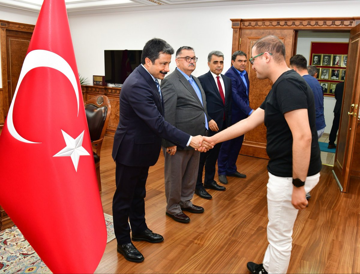 Vali Yardımcılarımız ile birlikte kıymetli mesai arkadaşlarımızın Kurban Bayramı'nı tebrik ettik.

Tüm personelimize aileleri ve sevdikleri ile birlikte sağlıklı ve mutlu bir bayram diliyorum.
#İyiBayramlar
#KurbanBayramı