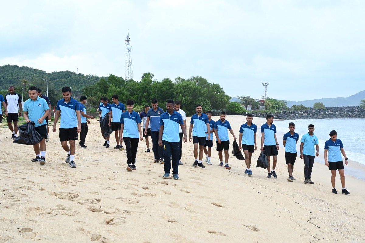 IN_R11Vikrant's tweet image. Coastal Clean-up and Tree Plantation Drive was undertaken by #R11 on 04 Jun 25 at Hanuman Beach, Naval Base Karwar, reinforcing its commitment to environmental sustainability. Aligned with this year’s theme - “Ending Global Plastic Pollution&quot;
#WorldEnvironmentDay25 #MissionLiFE