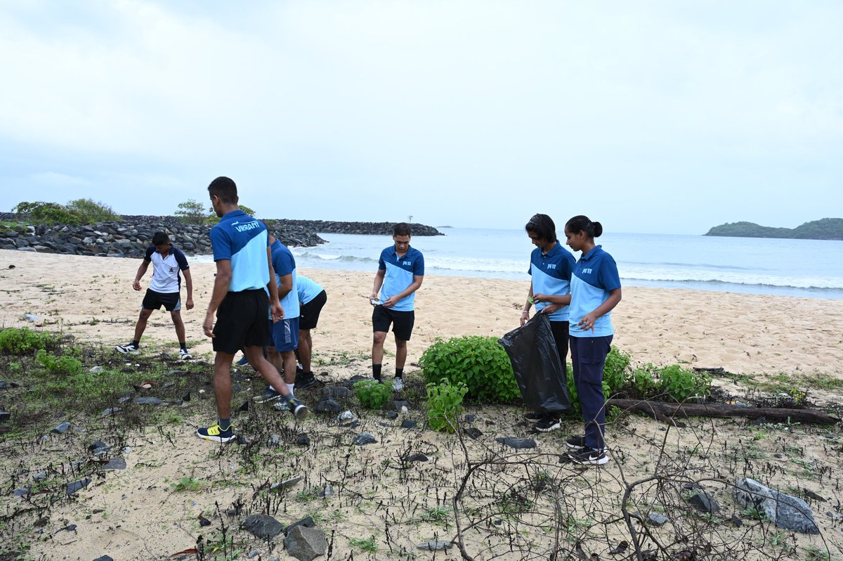IN_R11Vikrant's tweet image. Coastal Clean-up and Tree Plantation Drive was undertaken by #R11 on 04 Jun 25 at Hanuman Beach, Naval Base Karwar, reinforcing its commitment to environmental sustainability. Aligned with this year’s theme - “Ending Global Plastic Pollution&quot;
#WorldEnvironmentDay25 #MissionLiFE