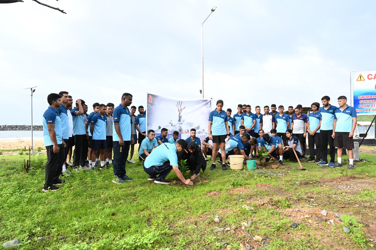 IN_R11Vikrant's tweet image. Coastal Clean-up and Tree Plantation Drive was undertaken by #R11 on 04 Jun 25 at Hanuman Beach, Naval Base Karwar, reinforcing its commitment to environmental sustainability. Aligned with this year’s theme - “Ending Global Plastic Pollution&quot;
#WorldEnvironmentDay25 #MissionLiFE
