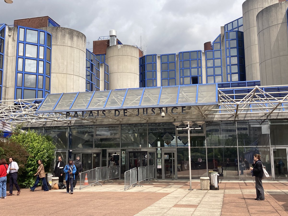 🔴 Tribunal de Bobigny : aujourd’hui deux membres des Natifs comparaissent pour avoir remplacé des portraits de femmes voilées par des portraits d’héroïnes françaises lors d’une exposition dans la basilique Saint Denis.