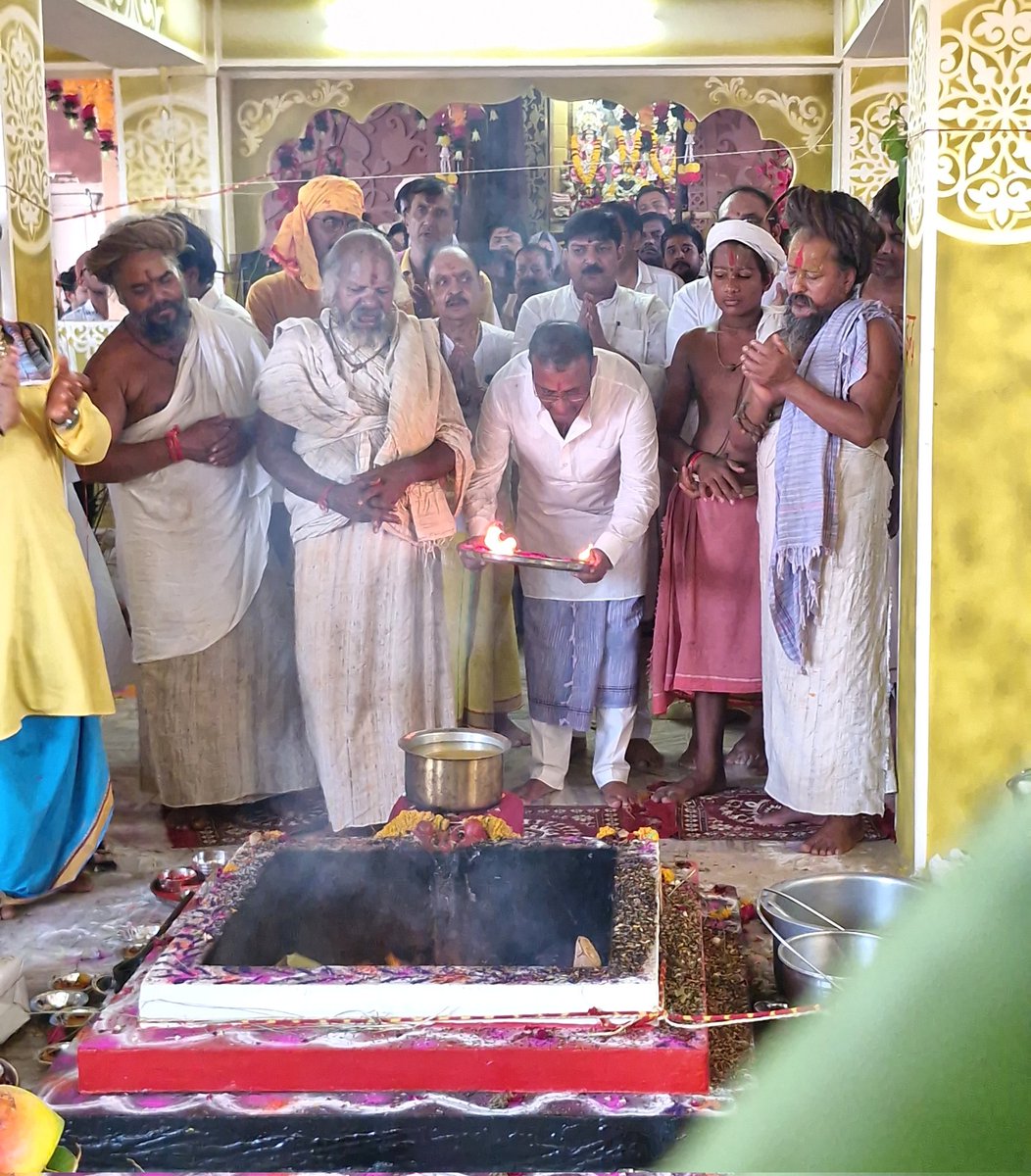 आज बड़वाह नर्मदा तट स्थित श्री सुन्दरधाम आश्रम में विश्व शांति कि कामना हेतु आयोजित 77 वाँ श्री विष्णु महायज्ञ में पूर्णाहुति देकर क्षैत्र कि सुख समृद्धि कि कामना कि और साथ ही गुरुजनों का आशीर्वाद प्राप्त किया।।