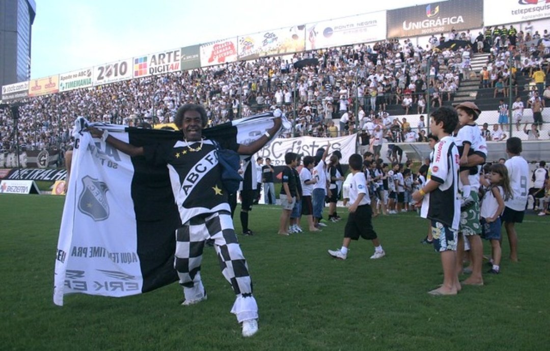 Mais um dia de grande tristeza para a massa Alvinegra.

Dudé representou como poucos a paixão pelo ABC. Era a cara da Frasqueira nas últimas 3/4 décadas.

Descanse em paz, Dudé! A Frasqueira sempre vai lembrar de você.