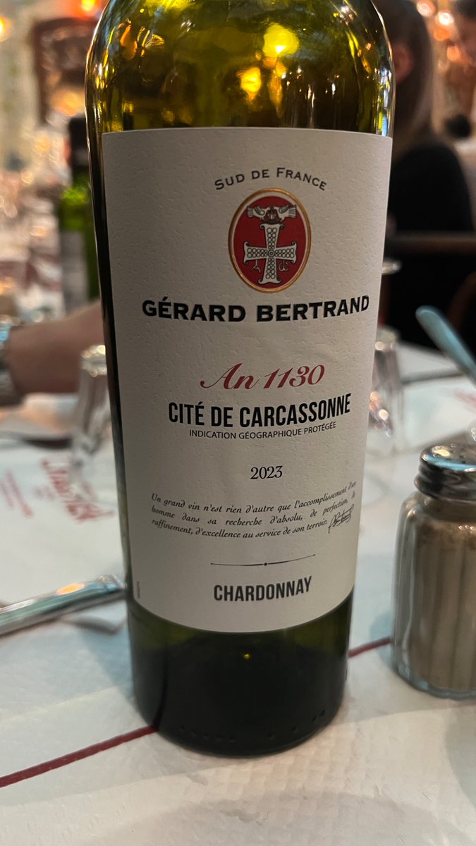 Paris mi çok ucuz yoksa bizim Amsterdam’da fiyat algımız mı çok bozuldu. Bi şişe şarap restoranda nasıl 15 Euro olabilir ya