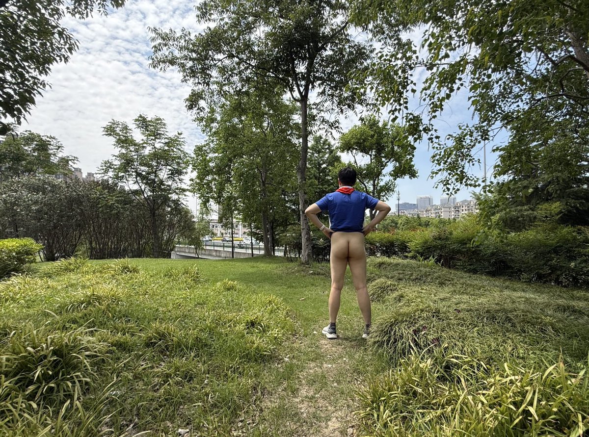 ndt_school's tweet photo. H401-第一组露出任务记录-南花园。在路人（5~10人）可视范围内拍摄，其中1~5人出镜。本次露出任务过程中可能被发现，处理方法是：大��大摆继续任务。总共拍摄照片12组（每组2张），其中半裸10组，全裸2组，照片总得分：26分。下面是部分图片。 https://t.co/3jsI8neuON