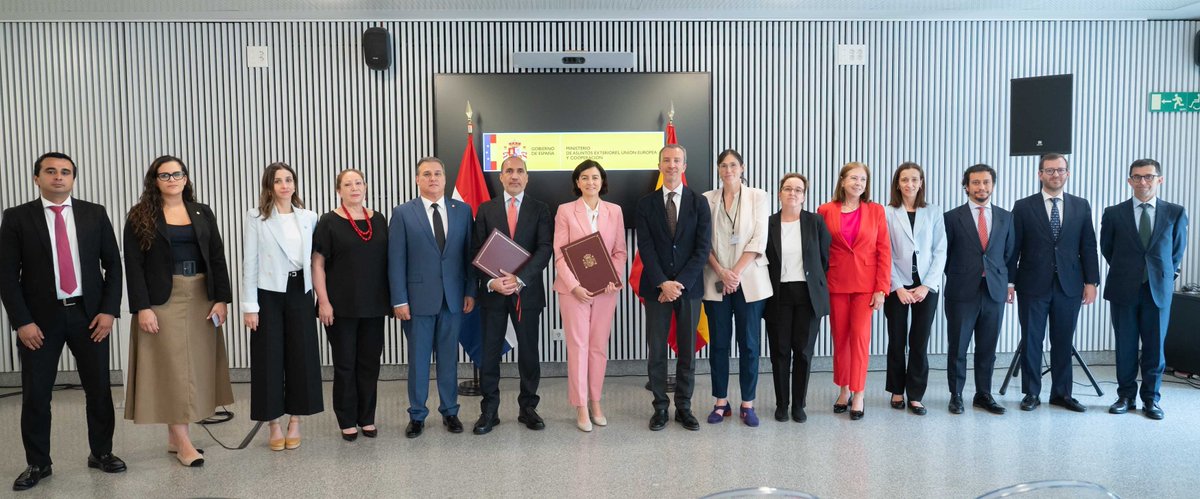 Cooperación Española (@cooperacionesp) on Twitter photo España <a href="/MAECgob/">Ministerio de Asuntos Exteriores, UE y Cooperación</a> y Paraguay <a href="/mreparaguay/">Ministerio de Relaciones Exteriores</a> suscriben el nuevo Marco de Asociación para el Desarrollo Sostenible 2025-2028 que refuerza la cooperación bilateral, priorizando:
⚪️ Reducción de desigualdades
🟢 Transición ecológica justa
🔵 DDHH y Estado de derecho
#SomosCooperación España <a href="/MAECgob/">Ministerio de Asuntos Exteriores, UE y Cooperación</a> y Paraguay <a href="/mreparaguay/">Ministerio de Relaciones Exteriores</a> suscriben el nuevo Marco de Asociación para el Desarrollo Sostenible 2025-2028 que refuerza la cooperación bilateral, priorizando:
⚪️ Reducción de desigualdades
🟢 Transición ecológica justa
🔵 DDHH y Estado de derecho
#SomosCooperación