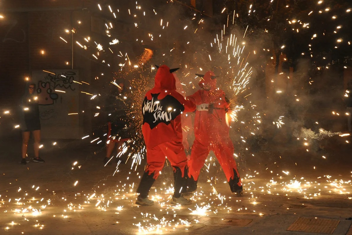 Tornaveu's tweet photo. 📢És dijous, és dia de #TriaTornaveu

💥Reclamen una nova legislació de les festes amb foc
🎼@dagolldagom, autors del Manifest del Dia Mundial de la sardana
📽️Campanya perquè 'cineclubisme' entri al DIEC
🔴Quinquennals dels @gegantsdelpi 

Més notícies👇
https://t.co/cZ78OWuPVM https://t.co/DEBhsFnj6X