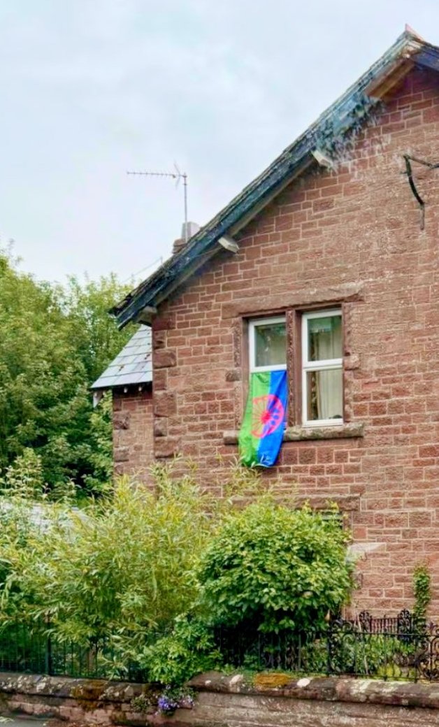 LeedsGATE's tweet image. Romany Flag flying on our way into Appleby village this morning. This is the sort of solidarity we love to see❤️💚💙
Photo credit - Kathleenanne Boswell