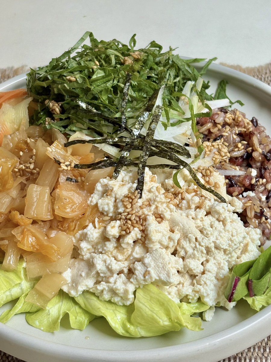 junggourmet's tweet photo. 묵은지 깻잎 포케🥗

- 묵은지 씻어서 잘게 썰어 참기름, 설탕 조금 넣고 무친다음에
- 밥 위에 두부 으깬 거랑 깻잎 채 썰어 드레싱 조금씩 부어서 슥슥 비벼먹으면 최고!!
- 드레싱: 참기름1 식초1 참깨1 간장2/3 맛술1 설탕 1/2t

묵은지랑 깻잎 필수!! 
밥 없이 두부만 먹어도 맛있다👏🏻 https://t.co/EsRICtw0xp