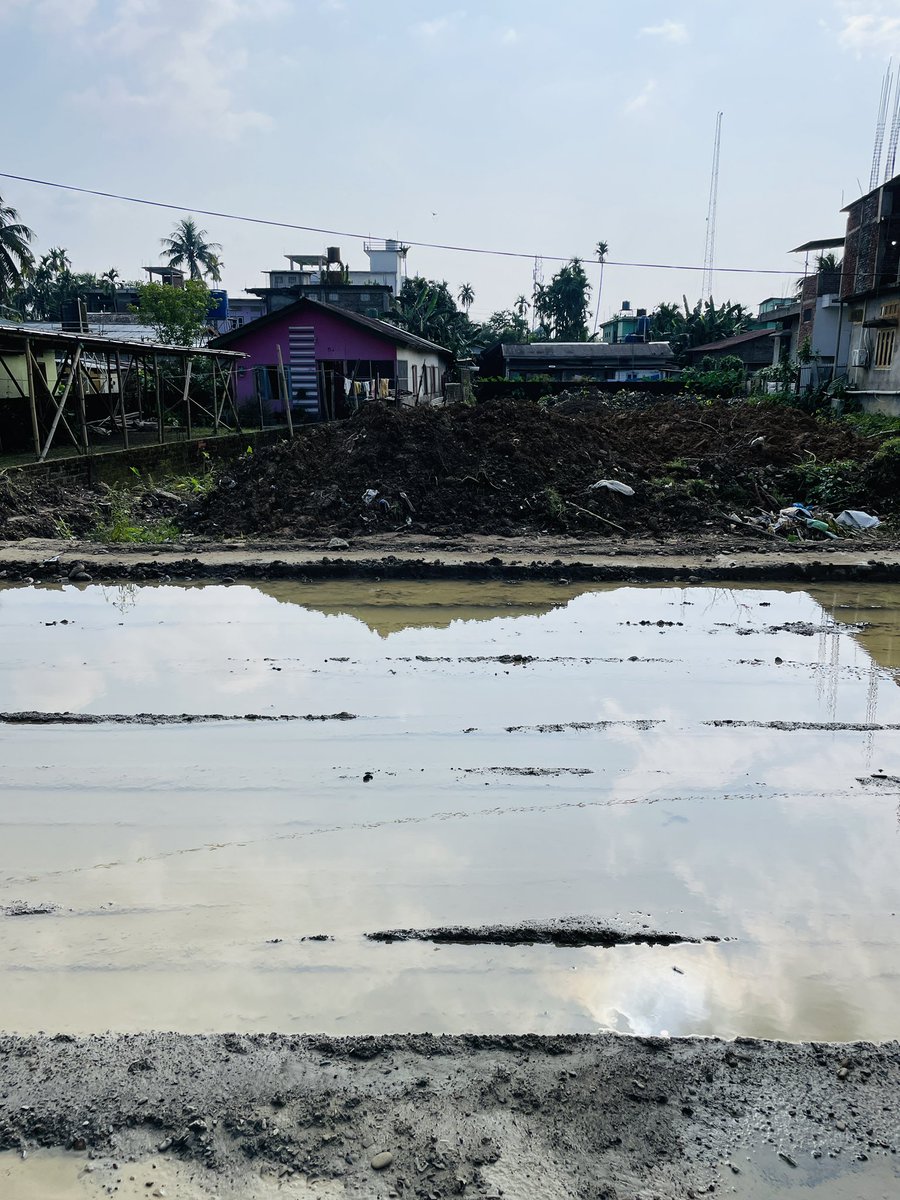 chengize's tweet photo. Stuck at home with no alternate route, no updates, and no work progress. The work began weeks ago but has been abruptly abandoned. This incomplete road is risking our health and safety. We urge urgent action from the authorities.

Location : Sonari , parbotipur ,Dist. Charaideo https://t.co/aZEfUh4U1w