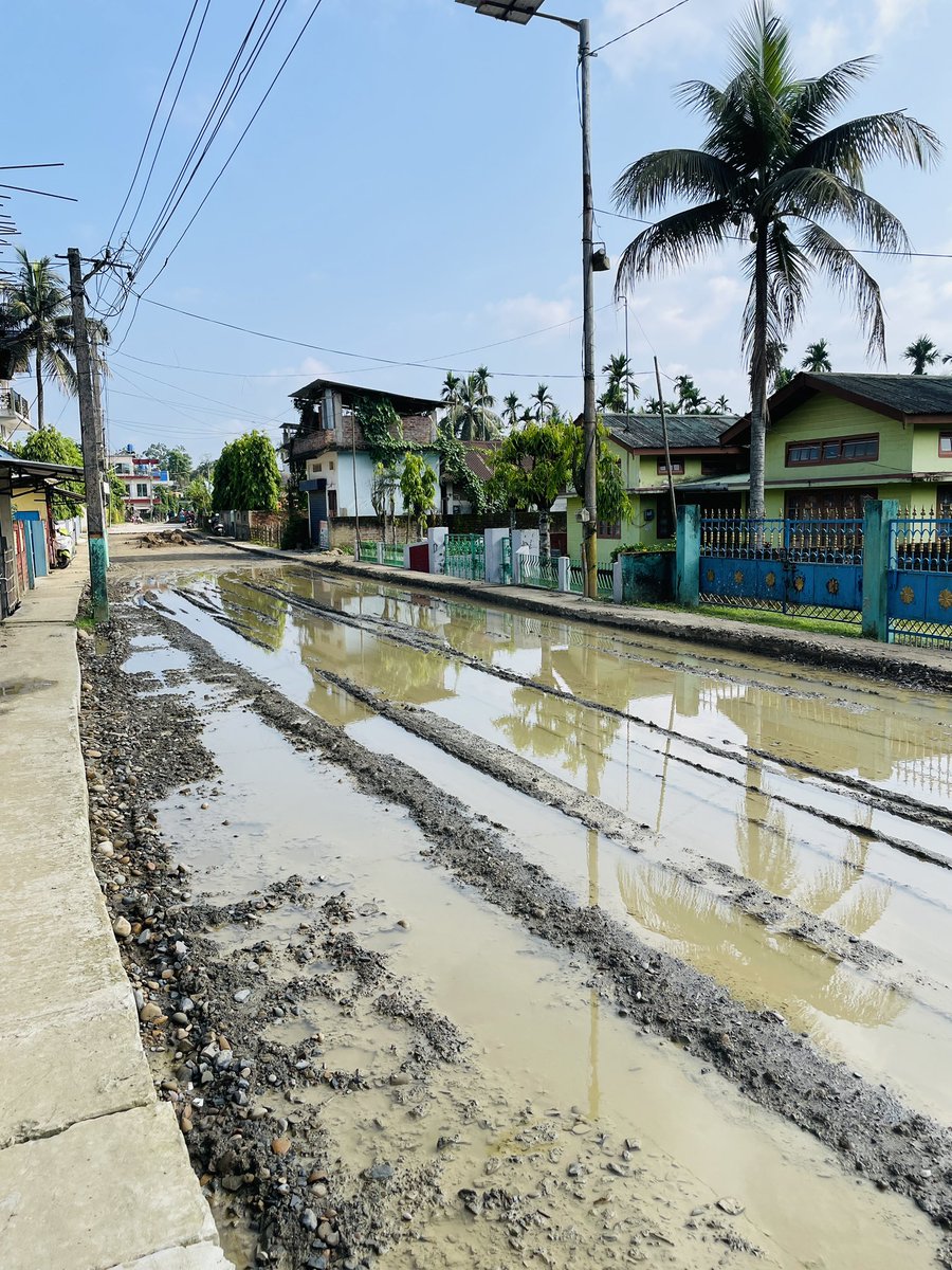 chengize's tweet photo. Stuck at home with no alternate route, no updates, and no work progress. The work began weeks ago but has been abruptly abandoned. This incomplete road is risking our health and safety. We urge urgent action from the authorities.

Location : Sonari , parbotipur ,Dist. Charaideo https://t.co/aZEfUh4U1w
