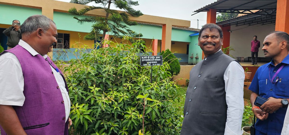 Arjun Munda (@mundaarjun) on Twitter photo рдЖрдЬ рдЕрдирдЧрдбрд╝рд╛, рд░рд╛рдВрдЪреА рд╕реНрдерд┐рдд рдЬрд╕рдкреБрд░рд┐рдпрд╛ рдмреА.рдПрдб. рдХреЙрд▓реЗрдЬ рдХреЗ рдкрд░рд┐рд╕рд░ рдореЗрдВ рд╡рд┐рд╢реНрд╡ рдкрд░реНрдпрд╛рд╡рд░рдг рджрд┐рд╡рд╕ рдХреЗ рдЕрд╡рд╕рд░ рдкрд░ рд╡реГрдХреНрд╖рд╛рд░реЛрдкрдг рдХрд┐рдпрд╛ред рдЗрд╕ рдЕрд╡рд╕рд░ рдкрд░ рдХреЙрд▓реЗрдЬ рдореЗрдВ рд╕реНрдерд╛рдкрд┐рдд рд▓рд┐рдлреНрдЯ рдХрд╛ рднреА рдЙрджреНрдШрд╛рдЯрди рдХрд┐рдпрд╛ред
рддреАрди рд╡рд░реНрд╖ рдкреВрд░реНрд╡ рдЗрд╕реА рдкрд░рд┐рд╕рд░ рдореЗрдВ рд▓рдЧрд╛рдпрд╛ рдЧрдпрд╛ рдореЗрд░рд╛ рдПрдХ рдкреМрдзрд╛ рдЕрдм рдлрд▓ рджреЗрдиреЗ рд▓рдЧрд╛ рд╣реИ, рдпрд╣ рджреЗрдЦрдХрд░ рдорди рдХреЛ рд╡рд┐рд╢реЗрд╖ рдЖрдирдВрдж рдФрд░ рд╕рдВрддреЛрд╖ рдорд┐рд▓рд╛ред рдпрд╣ рдЖрдЬ рдЕрдирдЧрдбрд╝рд╛, рд░рд╛рдВрдЪреА рд╕реНрдерд┐рдд рдЬрд╕рдкреБрд░рд┐рдпрд╛ рдмреА.рдПрдб. рдХреЙрд▓реЗрдЬ рдХреЗ рдкрд░рд┐рд╕рд░ рдореЗрдВ рд╡рд┐рд╢реНрд╡ рдкрд░реНрдпрд╛рд╡рд░рдг рджрд┐рд╡рд╕ рдХреЗ рдЕрд╡рд╕рд░ рдкрд░ рд╡реГрдХреНрд╖рд╛рд░реЛрдкрдг рдХрд┐рдпрд╛ред рдЗрд╕ рдЕрд╡рд╕рд░ рдкрд░ рдХреЙрд▓реЗрдЬ рдореЗрдВ рд╕реНрдерд╛рдкрд┐рдд рд▓рд┐рдлреНрдЯ рдХрд╛ рднреА рдЙрджреНрдШрд╛рдЯрди рдХрд┐рдпрд╛ред
рддреАрди рд╡рд░реНрд╖ рдкреВрд░реНрд╡ рдЗрд╕реА рдкрд░рд┐рд╕рд░ рдореЗрдВ рд▓рдЧрд╛рдпрд╛ рдЧрдпрд╛ рдореЗрд░рд╛ рдПрдХ рдкреМрдзрд╛ рдЕрдм рдлрд▓ рджреЗрдиреЗ рд▓рдЧрд╛ рд╣реИ, рдпрд╣ рджреЗрдЦрдХрд░ рдорди рдХреЛ рд╡рд┐рд╢реЗрд╖ рдЖрдирдВрдж рдФрд░ рд╕рдВрддреЛрд╖ рдорд┐рд▓рд╛ред рдпрд╣