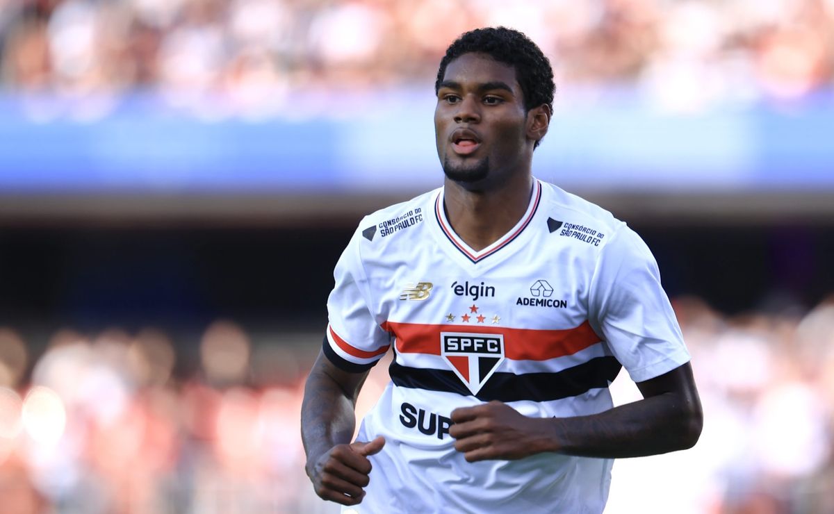 🇾🇪🚨: PODE CHEGAR PROPOSTA!

O Bayer Leverkusen acena com uma proposta por Lucas Ferreira.

O clube alemão deve oferecer 8 milhões de euros pelo jovem atacante.

A proposta, se chegar nesses moldes, deve ser recusada. O São Paulo entende que deve vender Alves ou Lucas Ferreira