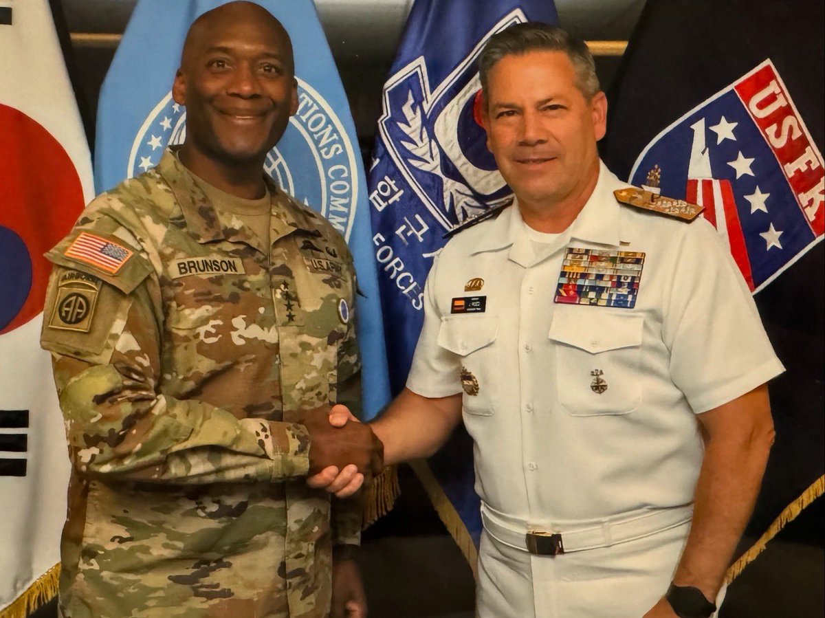 COMANDANTE_ARC's tweet photo. En Pyeongtaek #CoreaDelSur hablamos con el GR. Xavier Brunson, Comandante de las Fuerzas Armadas de EE.UU. en Corea #USFK y del Mando de Naciones Unidas #UNCOM, para fortalecer los entrenamientos y la cooperación internacional que aporte a la consolidación de la democracia del 🌎 https://t.co/CpTrw9dW9o