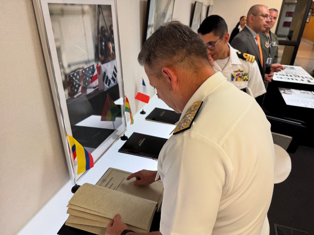 COMANDANTE_ARC's tweet photo. En Pyeongtaek #CoreaDelSur hablamos con el GR. Xavier Brunson, Comandante de las Fuerzas Armadas de EE.UU. en Corea #USFK y del Mando de Naciones Unidas #UNCOM, para fortalecer los entrenamientos y la cooperación internacional que aporte a la consolidación de la democracia del 🌎 https://t.co/CpTrw9dW9o