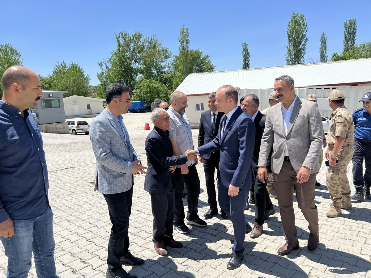 TC_ilic's tweet photo. Kaymakamımız Sn. Meriç Dinçer, Belediye Başkanı Sn. Mehmet Elçi ve İlçe Protokolünün katılımıyla bayramlaşma programına katıldı. İliç Belediye Meclisi tarafından oy birliği ile kararlaştırılan “Fahri Hemşehrilik Beratı” takdim edildi.

Haberin Detayı⬇️

https://t.co/CA6jxfHJ3H https://t.co/7T0lQ9jz4p