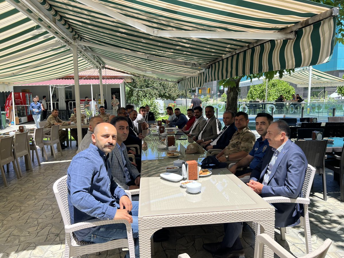 TC_ilic's tweet photo. Kaymakamımız Sn. Meriç Dinçer, Belediye Başkanı Sn. Mehmet Elçi ve İlçe Protokolünün katılımıyla bayramlaşma programına katıldı. İliç Belediye Meclisi tarafından oy birliği ile kararlaştırılan “Fahri Hemşehrilik Beratı” takdim edildi.

Haberin Detayı⬇️

https://t.co/CA6jxfHJ3H https://t.co/7T0lQ9jz4p