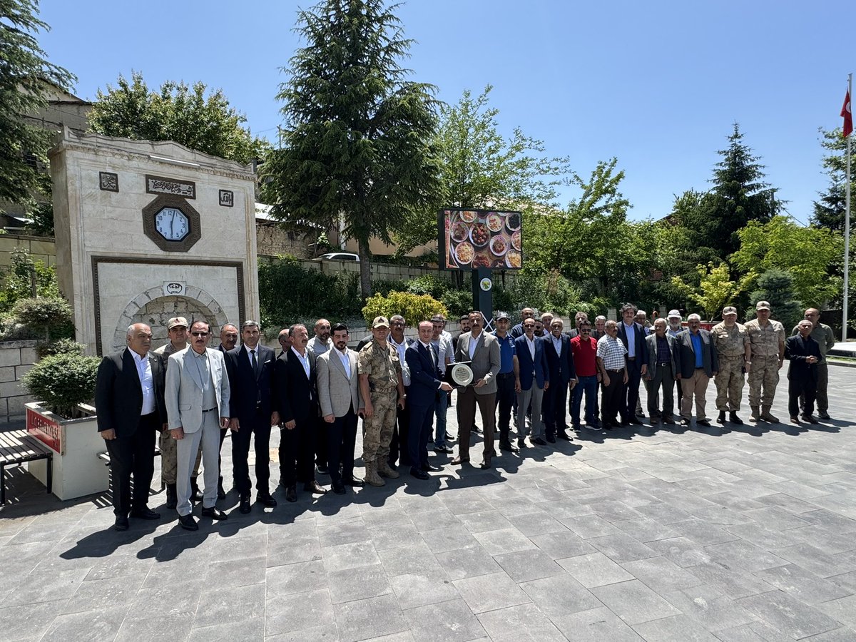 TC_ilic's tweet photo. Kaymakamımız Sn. Meriç Dinçer, Belediye Başkanı Sn. Mehmet Elçi ve İlçe Protokolünün katılımıyla bayramlaşma programına katıldı. İliç Belediye Meclisi tarafından oy birliği ile kararlaştırılan “Fahri Hemşehrilik Beratı” takdim edildi.

Haberin Detayı⬇️

https://t.co/CA6jxfHJ3H https://t.co/7T0lQ9jz4p