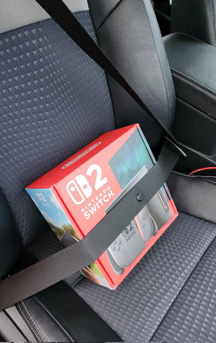 lazyxkat_'s tweet photo. What the hell is this doing in my car?? https://t.co/0fnt3w0xU6