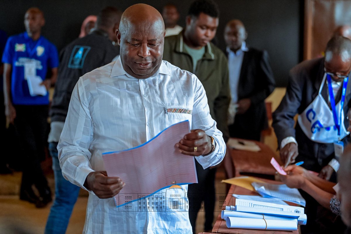 barutwaAu's tweet photo. À #Musama, le Président @GeneralNeva a montré l'importance de la participation citoyenne. Ensemble, bâtissons un #Burundi meilleur .#Gitega
@NtareHouse @IntumwaNews @nkurunzizaherm2 @sinrenovat @DorianeMunezero https://t.co/ZBBaS72HPr