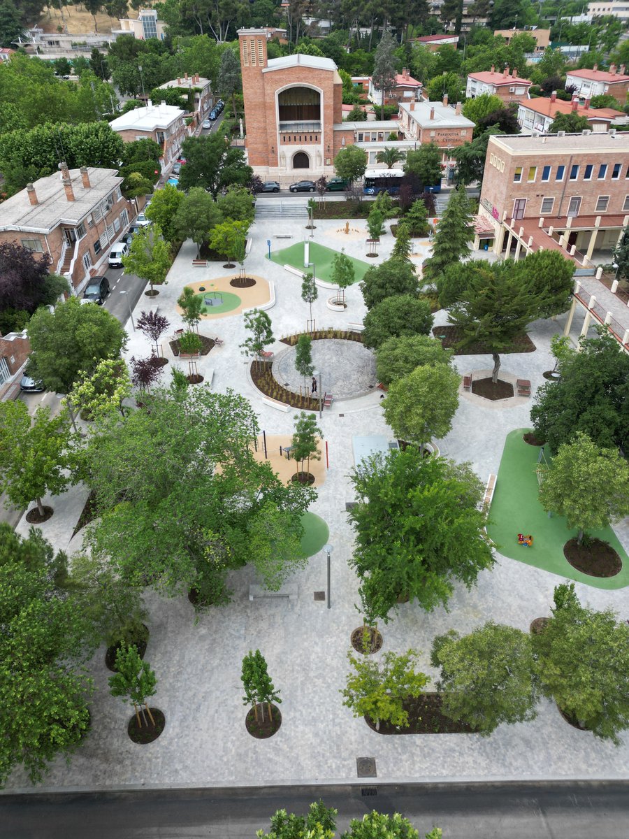 CoarsaSA's tweet photo. 📍 ¡El alcalde de Madrid, @AlmeidaPP_ y @palomagromero han inaugurado la plaza de San Cristóbal!
🌳 5.600 m² renovados en Ciudad Pegaso
🌊 Fuente con chorros transitable
👉🏞 Una plaza más verde, más accesible y pensada para todos.
📷 Obras realizadas por COARSA, S.A. https://t.co/Z6tK9A4yLH