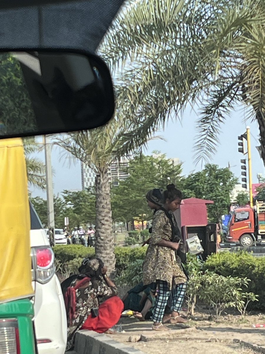 BahalGoni's tweet photo. If Chandigarh can remove the menace of beggars, then why not in mohali @dcmohali @BhagwantMann @AAPPunjab @PunjabPoliceInd ! Perfectly fine and healthy women after harassing the travelers at the red light on the airport road. https://t.co/QXhvBJAln5