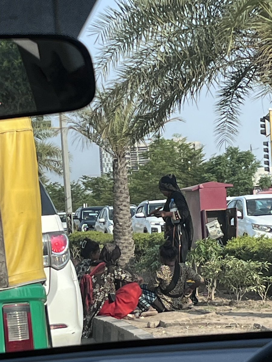 BahalGoni's tweet photo. If Chandigarh can remove the menace of beggars, then why not in mohali @dcmohali @BhagwantMann @AAPPunjab @PunjabPoliceInd ! Perfectly fine and healthy women after harassing the travelers at the red light on the airport road. https://t.co/QXhvBJAln5