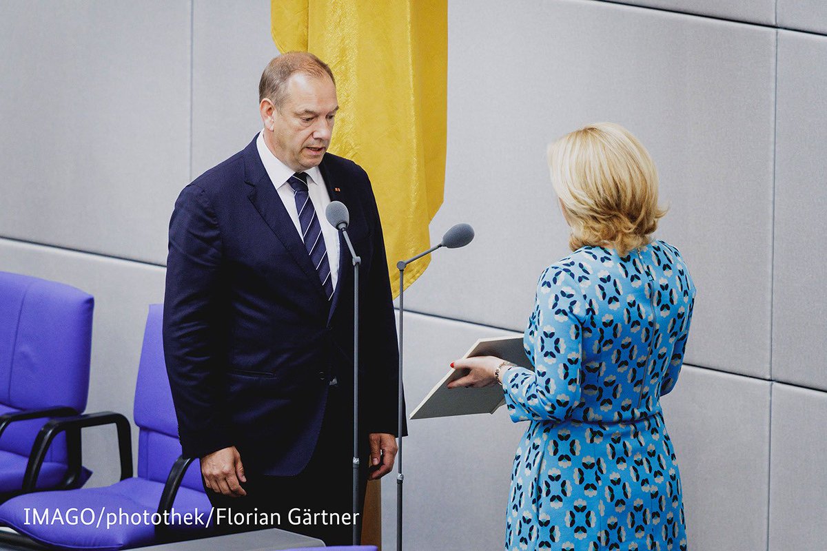 Henning Otte, Germany’s new Parliamentary Commissioner for the Armed Forces, was sworn in today. The role of the “soldiers' lawyer” is to safeguard the basic rights of service personnel and the #Bundeswehr’s principles of leadership and civic education. 1/2