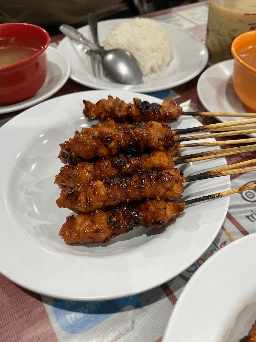 Meski harus antre panjang, Sate Ratu kayanya udah jadi kuliner yg wajib dicoba kalo ke Jogja deh.

Belum genap 10 tahun aja udah banyak WNA yg cobain sate ini, sampe 104 negara. List negaranya lebih banyak dari paspor Indo👀

Coba kita ulik apa aja strategi viralnya Sate Ratu👇