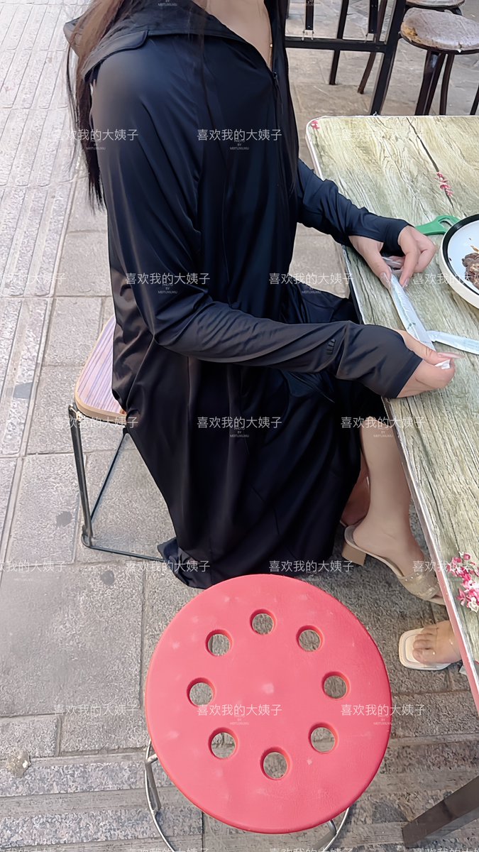 兄弟们聊天记录真没后续，大姐就没回我
今天加了会班，老婆给我打电话然后发的定位，说我和我姐在外面吃饭了，你来找我们吧，不在家里吃了
我刚到一会，老婆在我不好盯着大姐看，拍照片的时候还没注意，打水印的时候注意到了，你们看第一张照片，这是乳头吧😂 https://t.co/IZ4Y9hMIa9