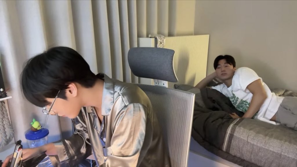 _sankitty's tweet photo. me and my unemployed friend on a tuesday https://t.co/FXcYcBZC0I