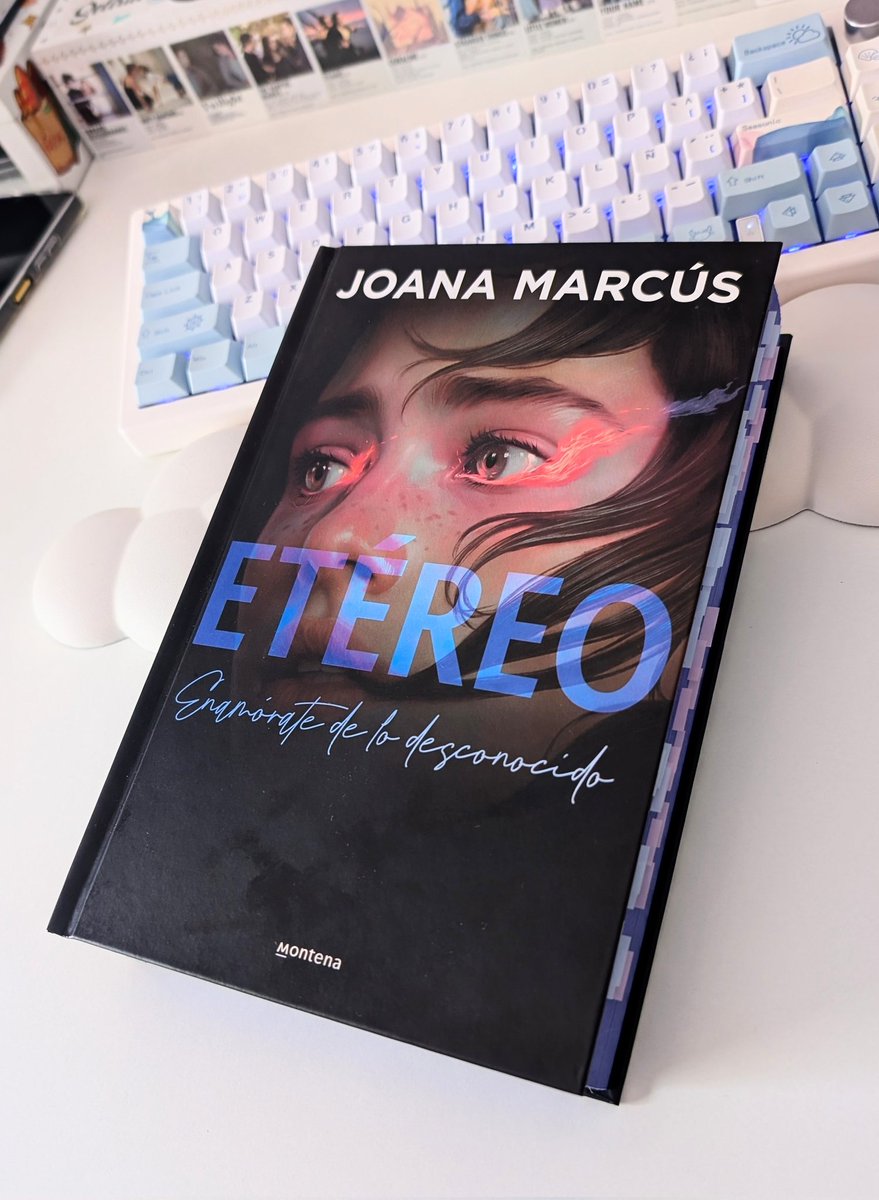 IriaCb's tweet photo. Algo ten "Etéreo" me está facendo esquecer o mundo. Facía tempo que un libro non me atrapaba tanto 🩵 https://t.co/9Trh0hm816