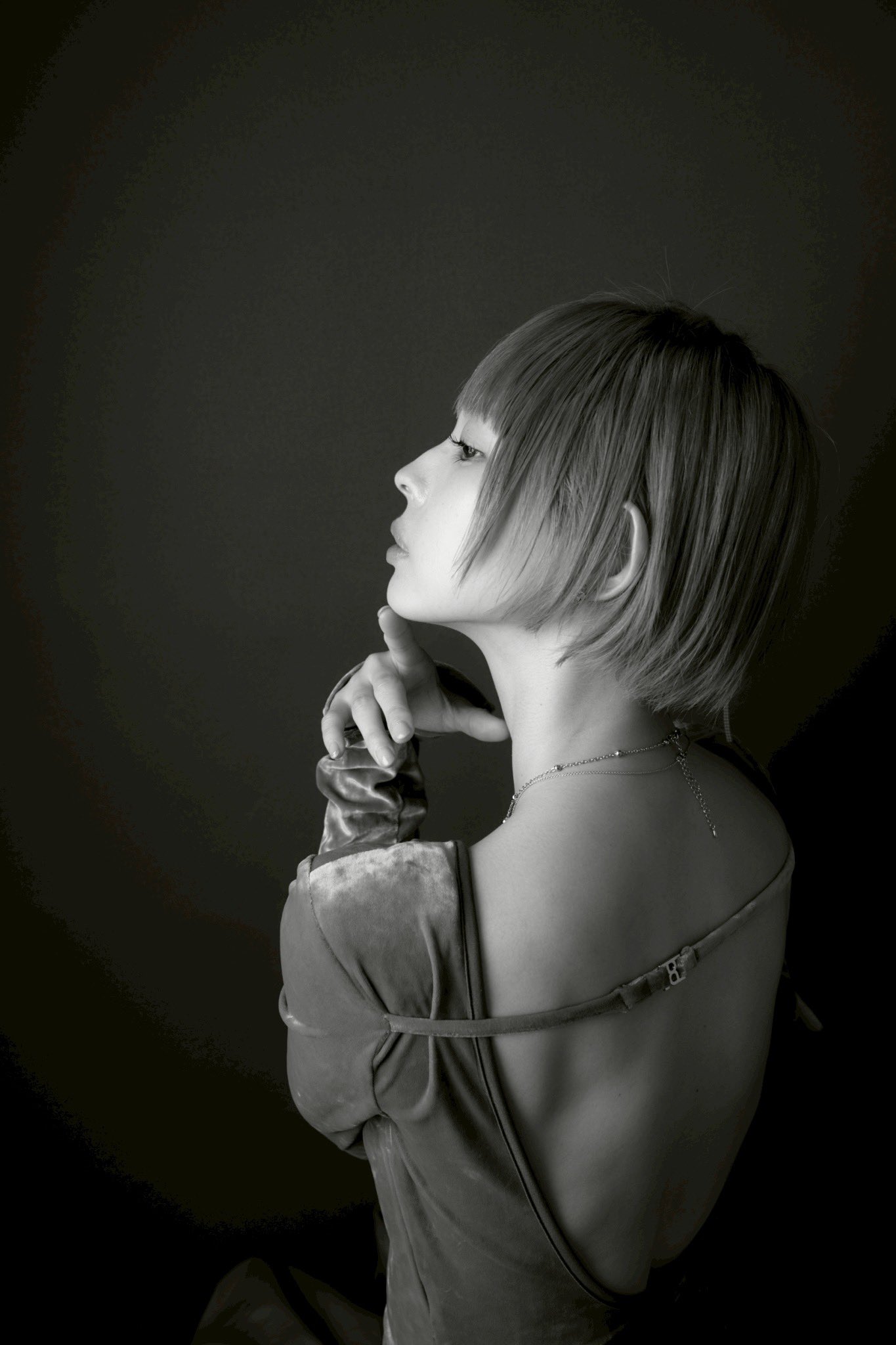 女性の横顔 sideways-facing-of-woman-