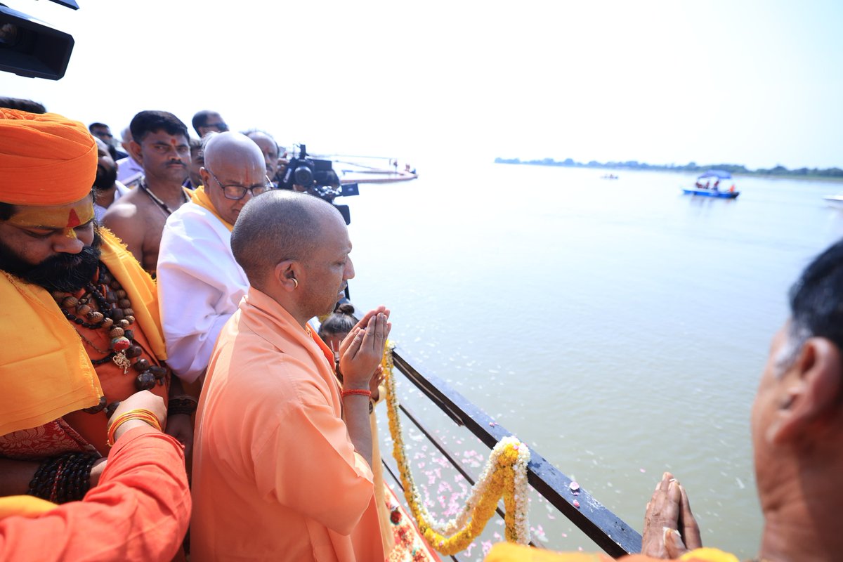 Yogi Adityanath (@myogiadityanath) on Twitter photo рд╣рдо рдЕрдкрдиреА рдирджрд┐рдпреЛрдВ рдХреЛ рдЧрдВрджрд╛ рдирд╣реАрдВ рд╣реЛрдиреЗ рджреЗрдВрдЧреЗ, рдЙрдиреНрд╣реЗрдВ рдЕрд╡рд┐рд░рд▓ рдФрд░ рдирд┐рд░реНрдорд▓ рд░рдЦреЗрдВрдЧреЗред рдирджрд┐рдпрд╛рдВ рджреЗрд╢ рдХреА рдЖрддреНрдорд╛ рд╣реИрдВ, рдзрдордирд┐рдпрд╛рдВ рд╣реИрдВред
рд╢реНрд░реА рдЕрдпреЛрдзреНрдпрд╛ рдзрд╛рдо рдореЗрдВ рдЖрдЬ 13рд╡реЗрдВ рд╕рд░рдпреВ рдЬрдпрдВрддреА рдорд╣реЛрддреНрд╕рд╡ рдХреЗ рдкрд╛рд╡рди рдЕрд╡рд╕рд░ рдкрд░ рдкреНрд░рднреБ рд╢реНрд░реА рд░рд╛рдо рдХреА рдЕрддреНрдпрдВрдд рдкреНрд░рд┐рдп рджреЗрд╡рдирджреА рдорд╛рдБ рд╕рд░рдпреВ рдЬреА рдХреЗ рдЕрднрд┐рд╖реЗрдХ рдПрд╡рдВ рдЖрд░рддреА рдХрд╛ рд╕реМрднрд╛рдЧреНрдп рдкреНрд░рд╛рдкреНрдд рд╣реБрдЖред
рд╕рд░рдпреВ рдордЗрдпрд╛ рд╣рдо рдЕрдкрдиреА рдирджрд┐рдпреЛрдВ рдХреЛ рдЧрдВрджрд╛ рдирд╣реАрдВ рд╣реЛрдиреЗ рджреЗрдВрдЧреЗ, рдЙрдиреНрд╣реЗрдВ рдЕрд╡рд┐рд░рд▓ рдФрд░ рдирд┐рд░реНрдорд▓ рд░рдЦреЗрдВрдЧреЗред рдирджрд┐рдпрд╛рдВ рджреЗрд╢ рдХреА рдЖрддреНрдорд╛ рд╣реИрдВ, рдзрдордирд┐рдпрд╛рдВ рд╣реИрдВред
рд╢реНрд░реА рдЕрдпреЛрдзреНрдпрд╛ рдзрд╛рдо рдореЗрдВ рдЖрдЬ 13рд╡реЗрдВ рд╕рд░рдпреВ рдЬрдпрдВрддреА рдорд╣реЛрддреНрд╕рд╡ рдХреЗ рдкрд╛рд╡рди рдЕрд╡рд╕рд░ рдкрд░ рдкреНрд░рднреБ рд╢реНрд░реА рд░рд╛рдо рдХреА рдЕрддреНрдпрдВрдд рдкреНрд░рд┐рдп рджреЗрд╡рдирджреА рдорд╛рдБ рд╕рд░рдпреВ рдЬреА рдХреЗ рдЕрднрд┐рд╖реЗрдХ рдПрд╡рдВ рдЖрд░рддреА рдХрд╛ рд╕реМрднрд╛рдЧреНрдп рдкреНрд░рд╛рдкреНрдд рд╣реБрдЖред
рд╕рд░рдпреВ рдордЗрдпрд╛