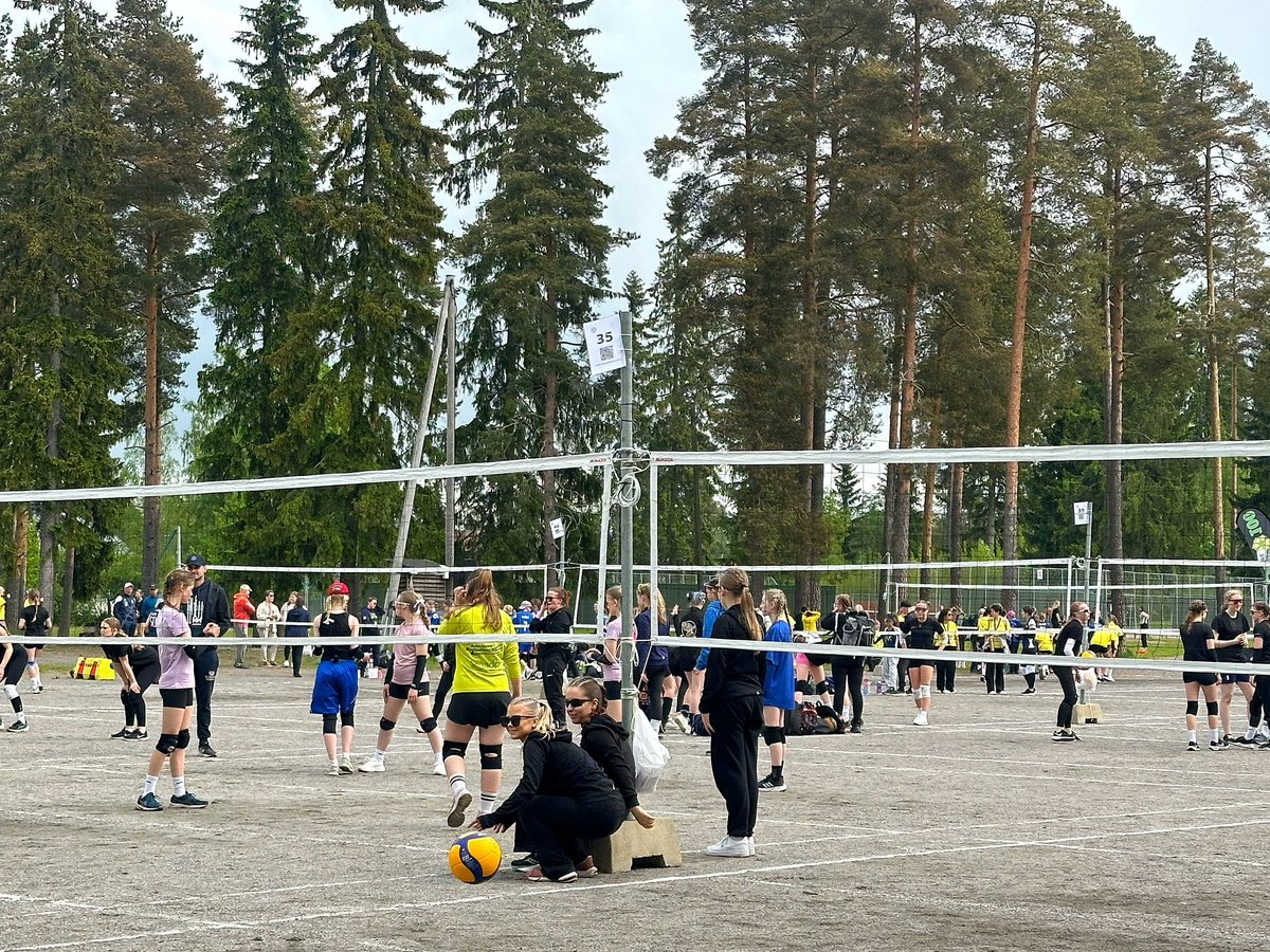 TiinaNaula's tweet photo. Loimaalla tapahtuu: maailman suurin lasten ja nuorten lentopalloturnaus Power Cup ympäri kaupunkia ja katuruokakarnevaalit torilla. #Loimaa #PowerCup #katuruokakarnevaalit https://t.co/wl5gd1itJ0