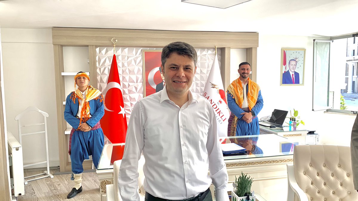 SandikliKaymakm's tweet photo. Kaymakamımız Önder Çengel, İlçe Protokolü, Kamu Kurum ve Kuruluşları, Oda ve Sendika Temsilcileri, Köy ve Mahalle Muhtarları ve vatandaşlarımızın katılımıyla kaymakamlığımız tarafından düzenlenen resmi bayramlaşma ve vedalaşma programına katıldı. https://t.co/vV6U4cml56