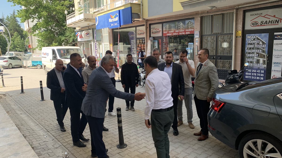 SandikliKaymakm's tweet photo. Kaymakamımız Önder Çengel, İlçe Protokolü, Kamu Kurum ve Kuruluşları, Oda ve Sendika Temsilcileri, Köy ve Mahalle Muhtarları ve vatandaşlarımızın katılımıyla kaymakamlığımız tarafından düzenlenen resmi bayramlaşma ve vedalaşma programına katıldı. https://t.co/vV6U4cml56