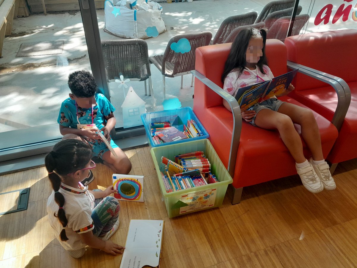 hermanos_pinzon's tweet image. Los niños y niñas de años A han disfrutado de un maravilloso cuento en la biblioteca: 'El gallo Kiriko'.
Después han hecho unos dibujos que están expuestos en la biblioteca para que los podáis ir a ver.