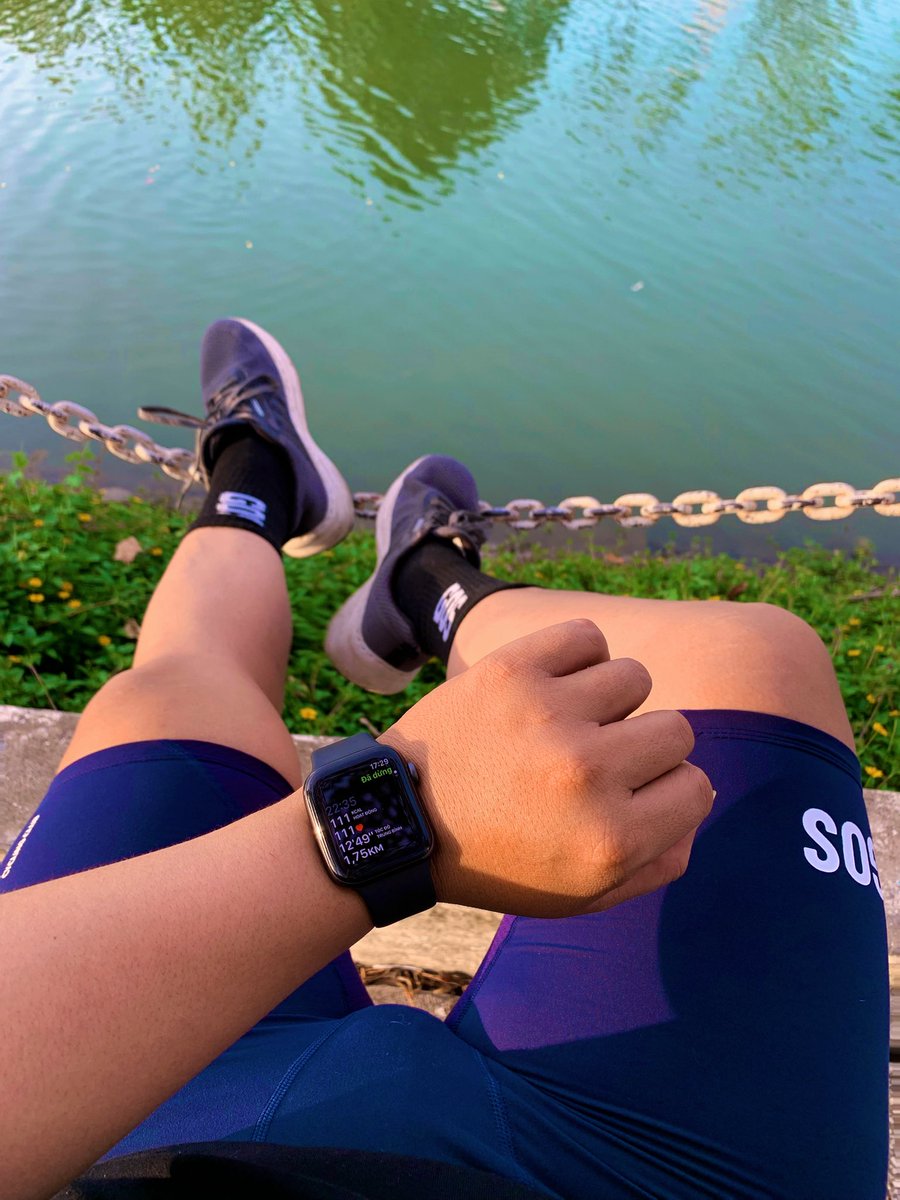 Ai đi bộ chung hông?