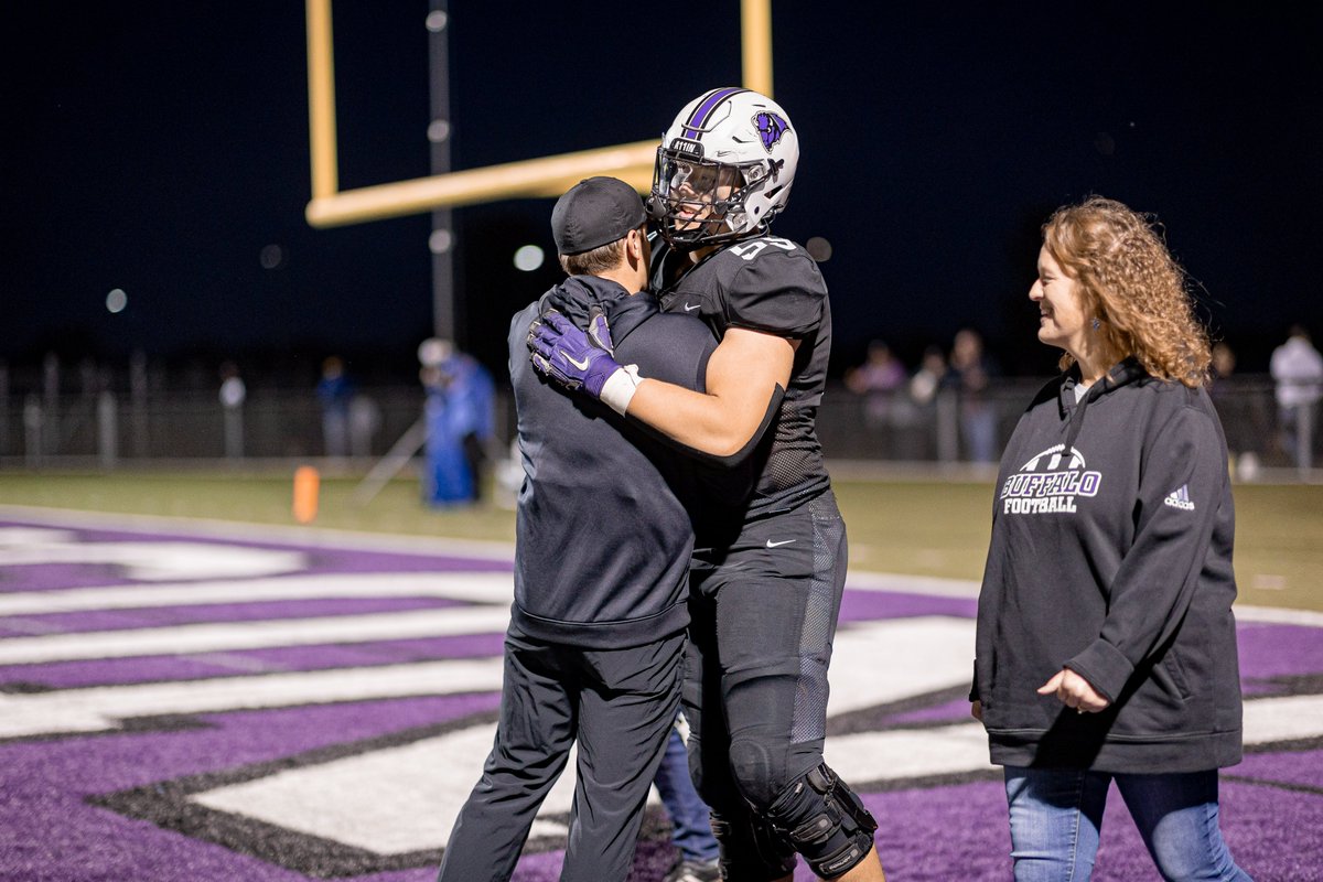 GoBisonFootball's tweet photo. Thank you, Seniors! 💜

5️⃣9️⃣ ≫ Ryan Babatz
6️⃣5️⃣ ≫ Ian Mootz
6️⃣9️⃣ ≫ Trevor Kotilinek
7️⃣1️⃣ ≫ Julian Lee

#A11IN 🦬🏈 https://t.co/1PIP87NsbC