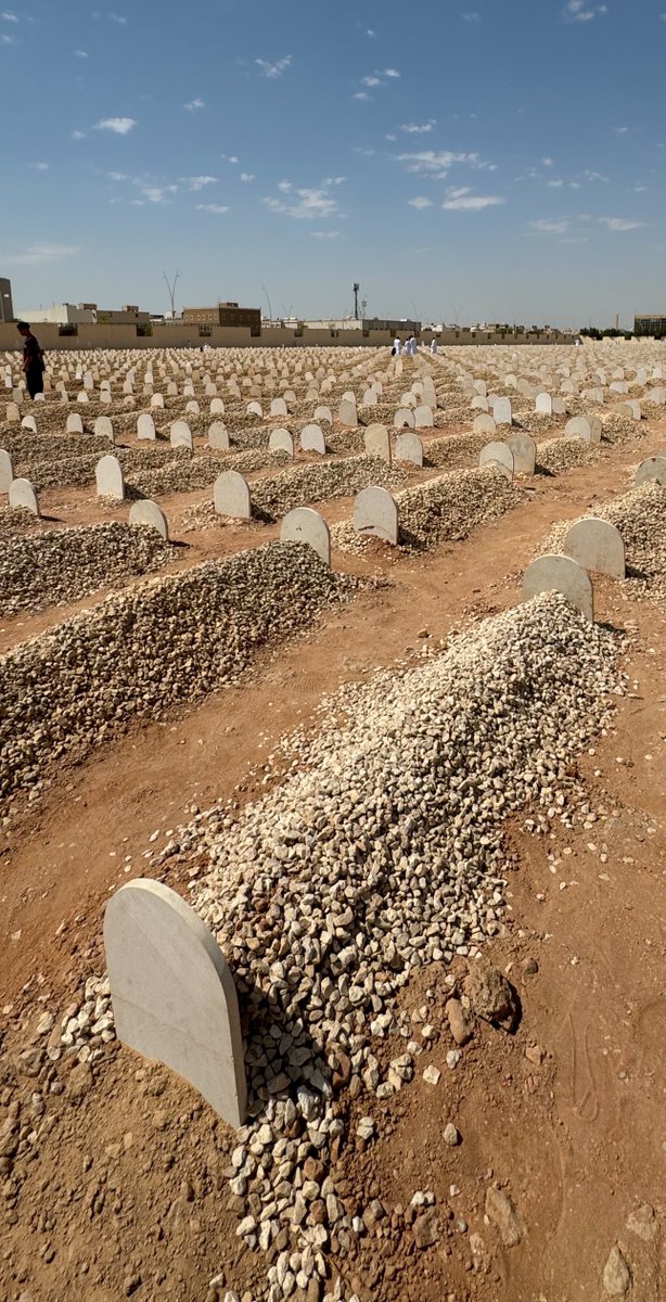 في مثل هذا اليوم .. كانت تحثنا على صوم عرفة كل عام وتفرح بقدومه ، وان تجمعنا مائدة الافطار فيه معها .

جاء اليوم الذي كنتي تقضينه بالدعاء لنا وتنسين نفسك ، جاء يوم عرفة يا أمِّي دون وجودكِ معنا ، ودون ملامحكِ ، ودون صوت دعائكِ .

لا تحرموها دعواتكم بالمغفرة في هذا اليوم الفضيل 🤲🏼