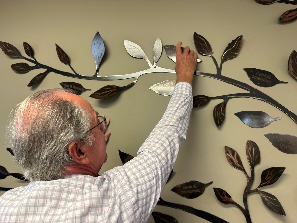 Bocoseniors's tweet image. Celebrating Rosa M. McDaniel-King 🌿
Her name was added to our Legacy Tree in gratitude for a planned gift that will support Boone County seniors for years to come. A true act of love.🧡💙  #LegacyGiving #BCSSI #LegacyTree