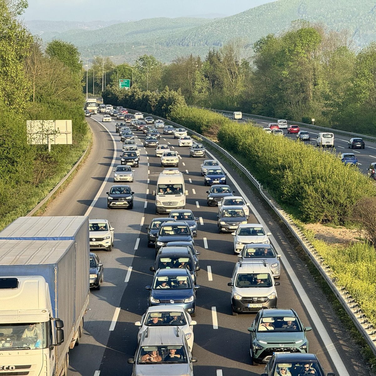 İktisatçı İnan Mutlu: 

"2025 yılında trafik cezalarından elde edilmesi beklenen gelir 55 milyar TL.

İlk 4 ayda kesilen ceza tutarı ise 53,5 milyar TL."