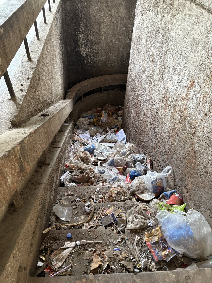 parulnagpal's tweet photo. Happy #WorldEnvironmentDay2025 

This picture is of the district centre building, Janakpuri, New Delhi. Clicked yesterday. The whole building with several functioning offices is like this- dirty, filthy and full of paan spit stains. This is in the capital city of India. https://t.co/Tw80O6F2Dp