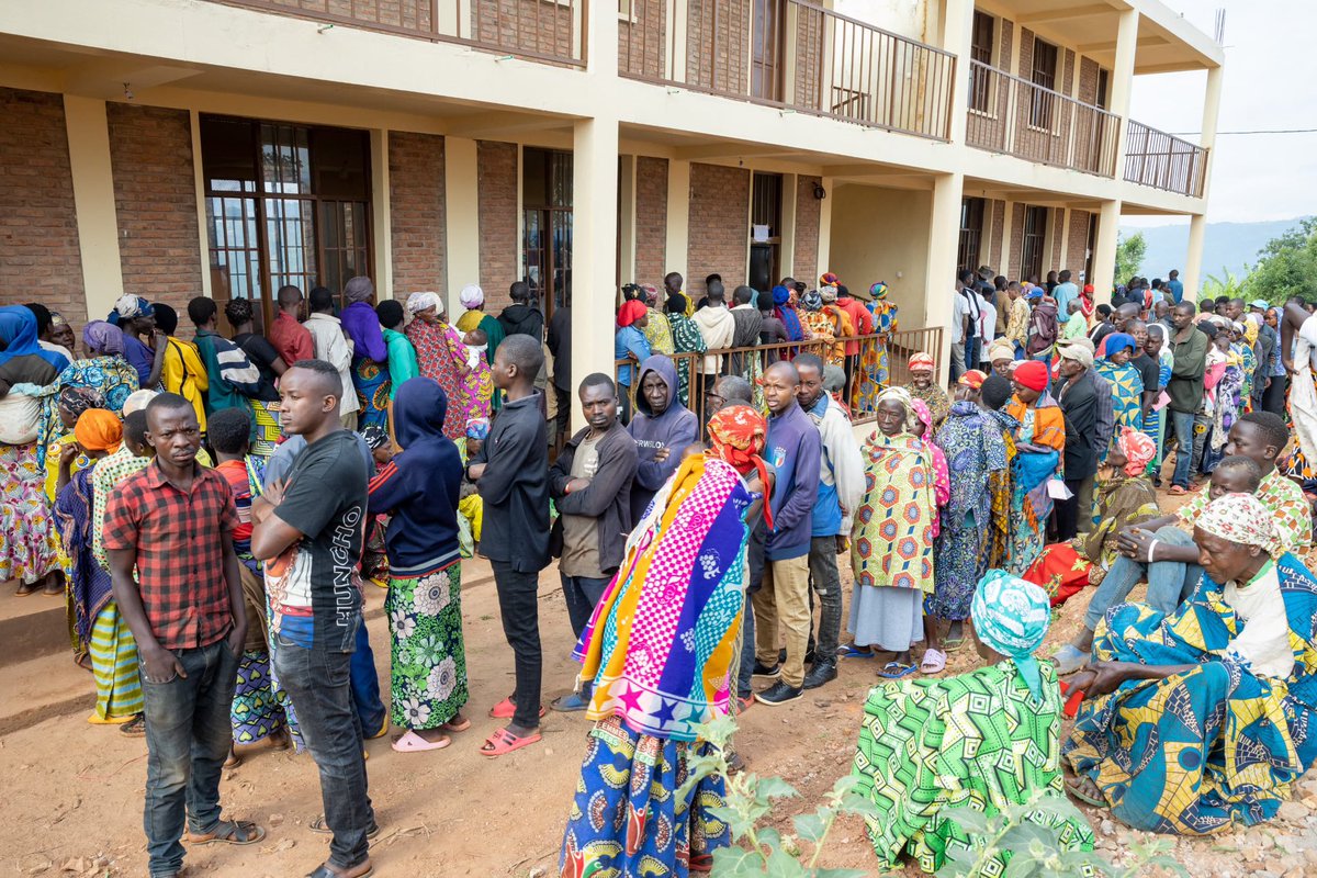 Ntare Rushatsi House (@ntarehouse) on Twitter photo Au sortir des urnes, le Chef de l’Etat , SE <a href="/GeneralNeva/">SE Evariste Ndayishimiye</a>, a indiqué que ces élections témoignent à suffisance de la maturité patriotique et démocratique des #Burundi -ais.
Il a exprimé le voeu que les candidats élus œuvrent pleinement pour l’intérêt du peuple et de la Nation Au sortir des urnes, le Chef de l’Etat , SE <a href="/GeneralNeva/">SE Evariste Ndayishimiye</a>, a indiqué que ces élections témoignent à suffisance de la maturité patriotique et démocratique des #Burundi -ais.
Il a exprimé le voeu que les candidats élus œuvrent pleinement pour l’intérêt du peuple et de la Nation