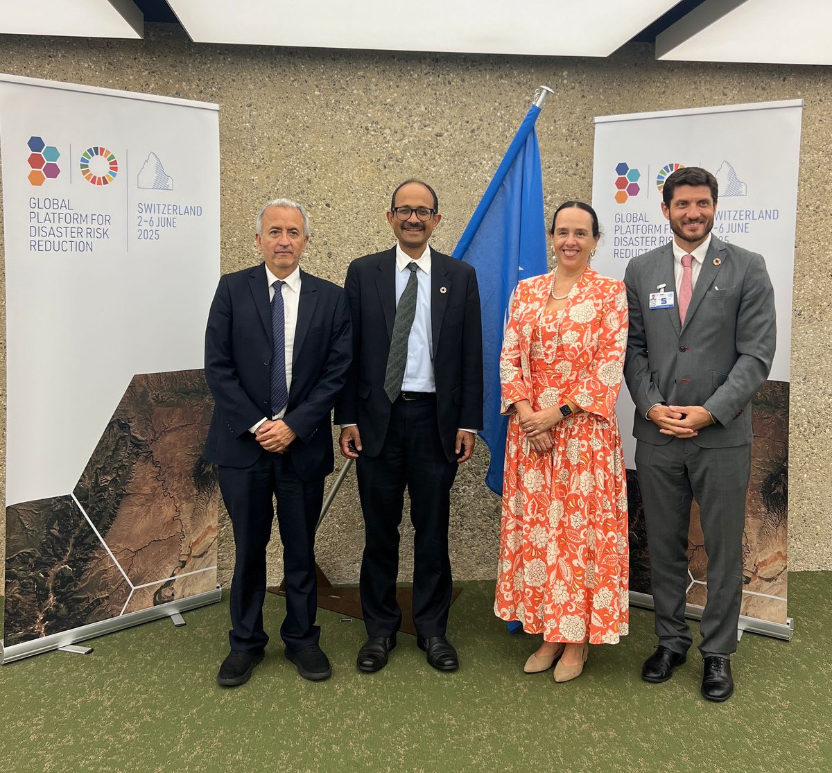 MisionMexOI's tweet photo. 🤝 En el marco de la #PG2025, la Emb. @FranciscaE_ME y el DG del #CENAPRED, Enrique Guevara, sostuvieron reunión
con el Representante Especial de @UNDRR, Kamal Kishore, para fortalecer cooperación y compartir prácticas en materia de localización y educación en #RRD https://t.co/Pzon1aU6NC