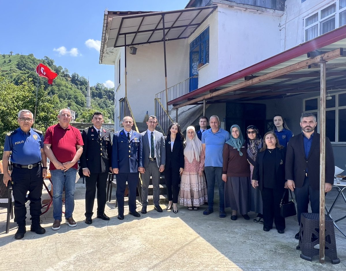 Kaymakamımız Sayın Hamza İnam ve değerli eşi Betül İnam, Kurban Bayramı öncesinde ilçemizdeki şehit ailelerini ziyaret ederek bayramlarını tebrik etti.

#KurbanBayramı #şehitaileleri #rizevali #rizepazar