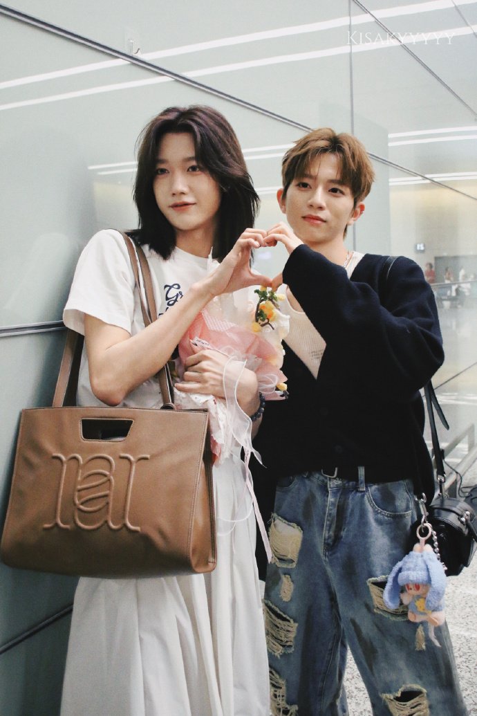 yinghaopics's tweet photo. weibo update 25.05.30

"和家产又见面了🥰🥰🥰
浅浅的剪了一下今天的互动合集[給你小心心] ​​​"

cr. Kisakyyyyy
🔗 https://t.co/wbUwyi51dT

#sunyinghao #孙滢皓 #ซุนอิ๋งฮ่าว #쑨잉하오 #インハオ https://t.co/KEWPHGMVLI